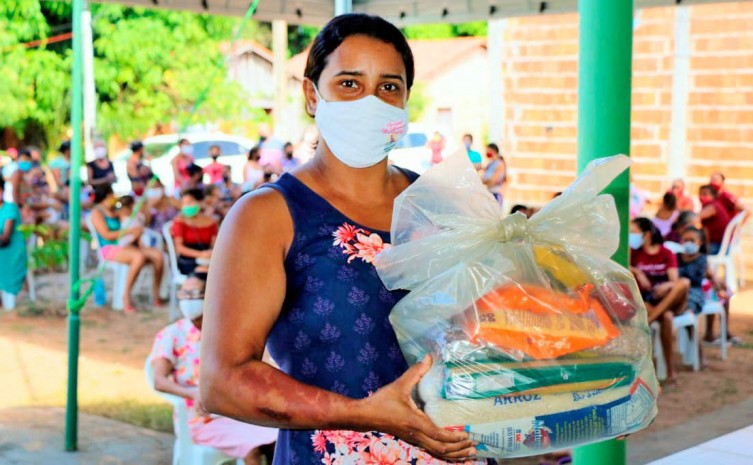Diane Pereira de Souza, de 32 anos, moradora de Araguatins,foi uma das contempladas pela cesta básica - Foto: Leandro Paiva/Governo do Tocantins 