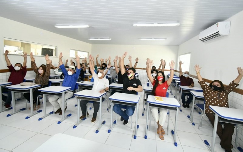 <em>Secretário Felipe Camarão e autoridades durante entrega de Escola Digna em Vargem Grande (Foto: Divulgação)</em>