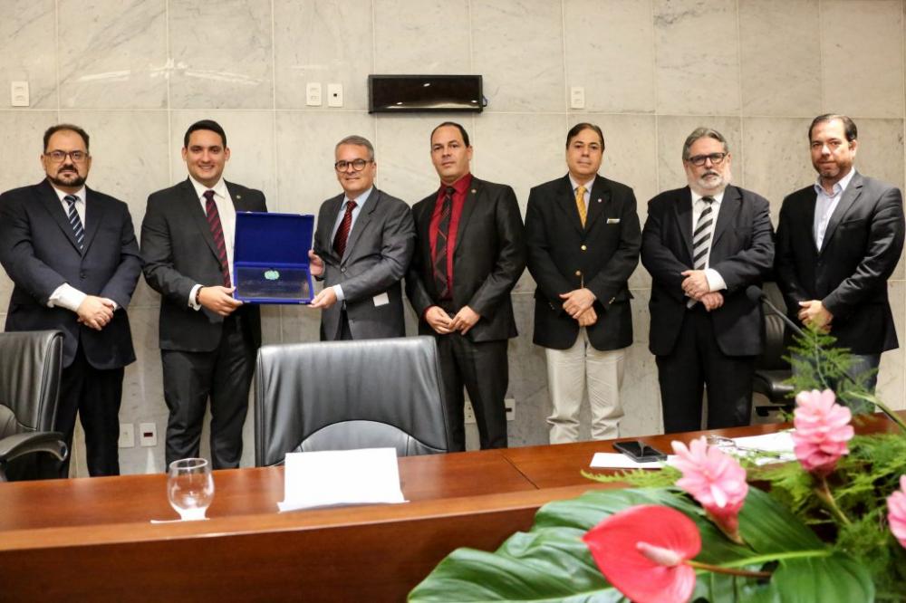 REUNIÃO SOLENE – Romero Albuquerque entregou placa comemorativa ao vice-presidente executivo do clube, Carlos Frederico de Melo. Sivaldo Albino presidiu cerimônia. Foto: Jarbas Araújo