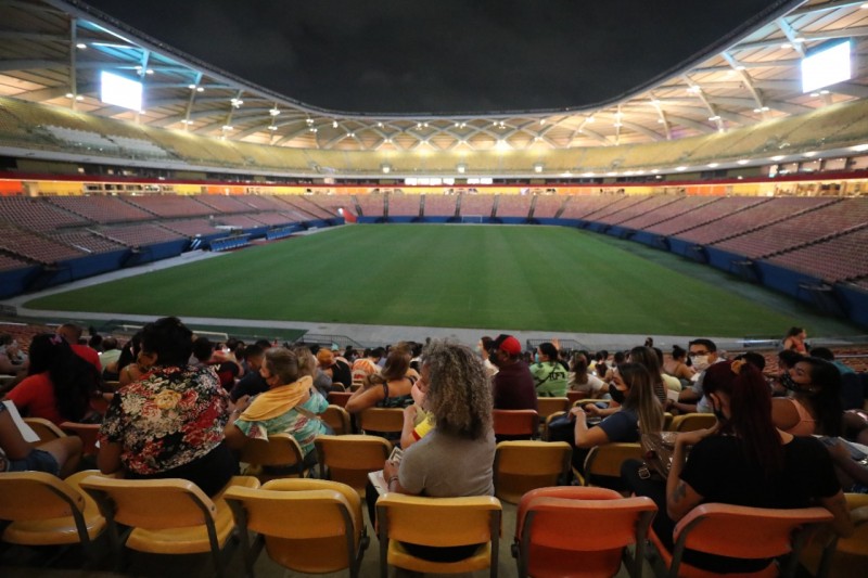 Pedestres acomodados na Arena da Amazônia para vacinação - Foto: Tácio Melo/Secom
