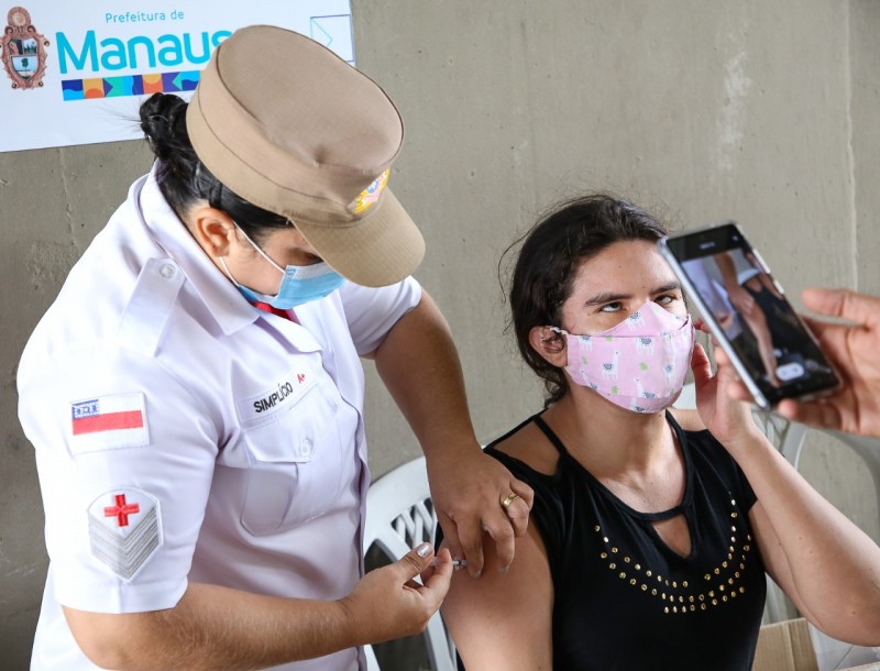 Pai e filha agora comemoram imunização