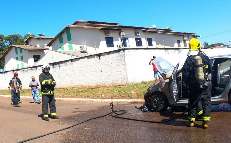 Bombeiros militares debelam fogo em veículo no centro de Palmas - Foto: Felipe Bitencourt/Governo do Tocantins
