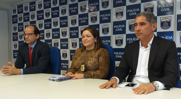 Da esquerda para a direita, o delegado Flávio Pessoa (DPRN - Garanhuns), a delegada Polyanne Farias (Adjunta DIRESP) e o delegado Cláudio Castro (Gestor do DENARC). Foto: Polícia Civil/Divulgação