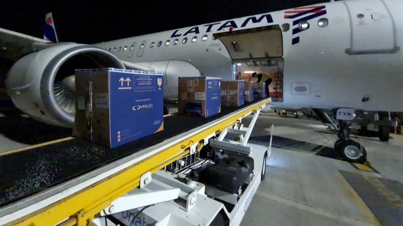 Primeiro dos três aviões com vacinas previstos para o sábado (3/7), pousou à 0h10 no aeroporto de Porto Alegre - Foto: Itamar Aguiar / Palácio Piratini
