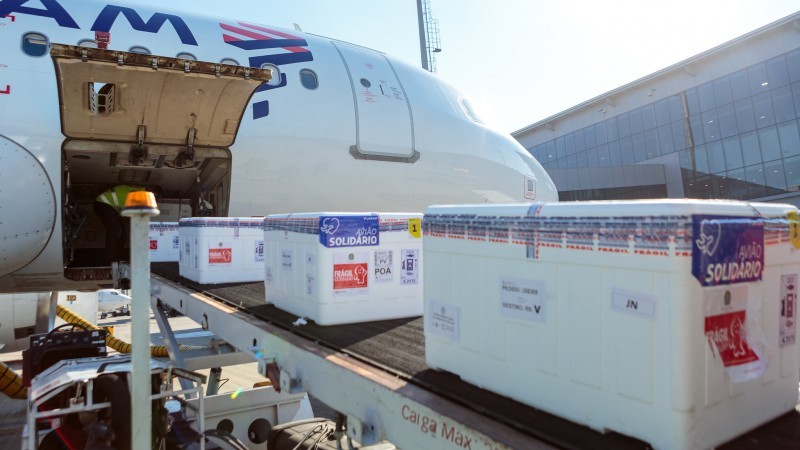 As 202.850 doses da vacina Janssen chegaram ao aeroporto da capital em avião que pousou às 14h10 deste sábado (3/7) - Foto: Gustavo Mansur / Palácio Piratini