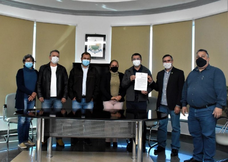 Secretário da Seciteci, Nilton Borgato, com o prefeito de Campos de Júlio e secretários municipais - Foto por: Assessoria Seciteci
