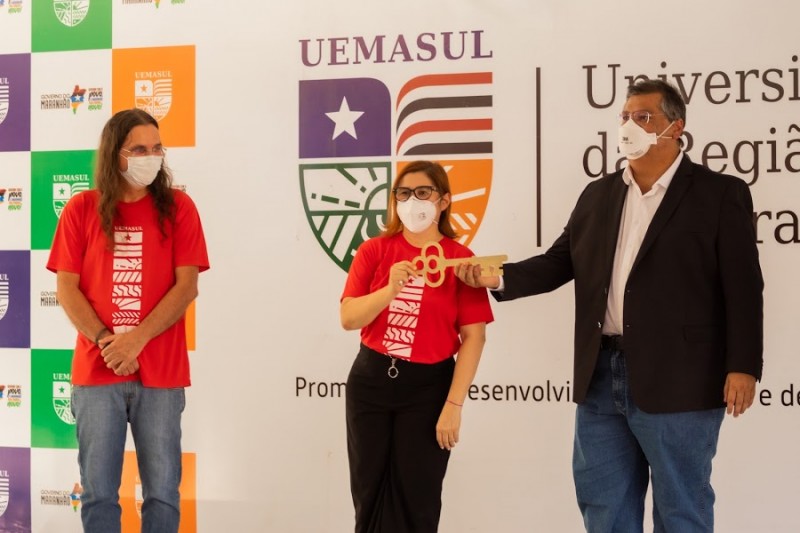 Reitora Elizabeth Nunes Fernandes e o vice-reitor, Antônio Expedito Barroso, recebem a chave simbólica do novo campus da UEMASUL das mãos do governador Flávio Dino (Foto: Divulgação)
