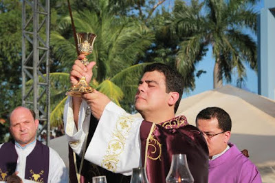Padre Robson celebra missa campal em Garanhuns Foto: Nelson Wanderley