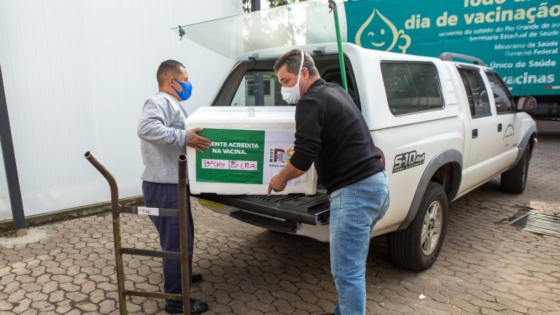 Ao chegarem nas CRS, imunizantes são distribuídos para os municípios de cada regional - Foto: Gustavo Mansur / Palácio Piratini