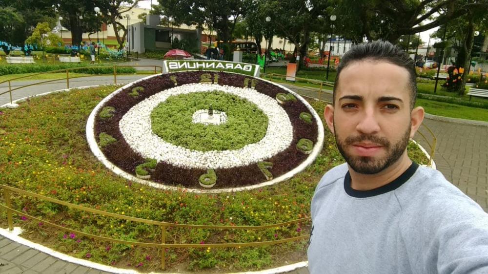 Na foto o assessor parlamentar da Câmara de Vereadores de Garanhuns, Felipe Arruda, no Relógio das Flores