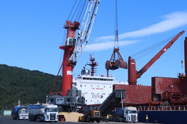 Fotos: Divulgação/SCPAR/Porto de Imbituba O Porto de Imbituba registrou de janeiro a junho de 2021 seu melhor resultado operacional da série histórica dos últimos 10 anos. Com 2,9 milhões de toneladas movimentadas, o volume de cargas transportadas alcanço