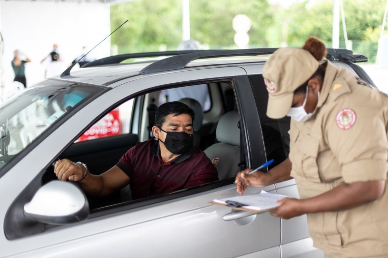 Drive-thru do São Luís Shopping foi reativado para aplicação da segunda dose (Foto: Ruy Barros)