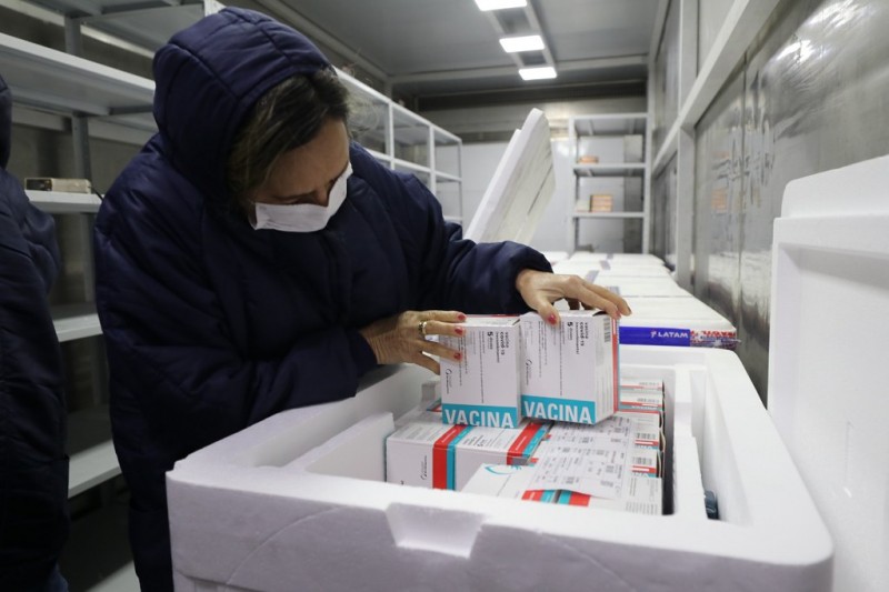 Técnica da FVS-RCP organiza caixas de vacinas contra a Covid-19.