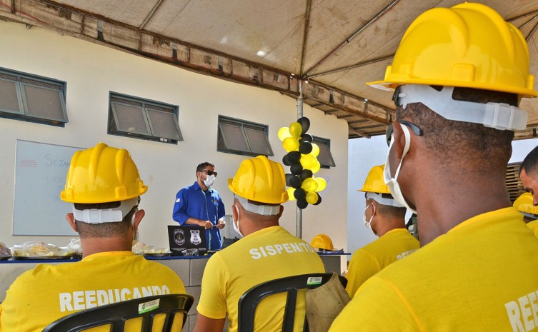 Engenheiro Civil e Instrutor do Curso, Matheus Ferreira, disse que o cronograma abarca conhecimentos de todas as partes de uma obra de construção civil - Foto: Lauane dos Santos/Governo do Tocantins