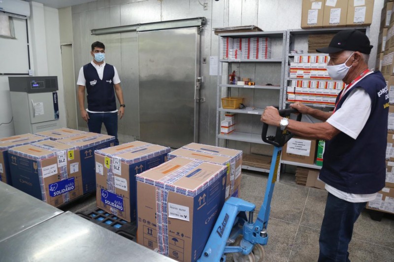 Os imunizantes foram encaminhados para a Central de Armazenamento e Distribuição de Imunobiológicos (Foto: Márcio Sampaio)