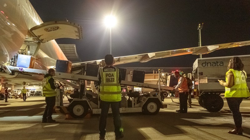Em avião que pousou às 18h40 no aeroporto de Porto Alegre, chegaram caixas com 159.120 doses de Pfizer - Foto: Gustavo Mansur / Palácio Piratini
