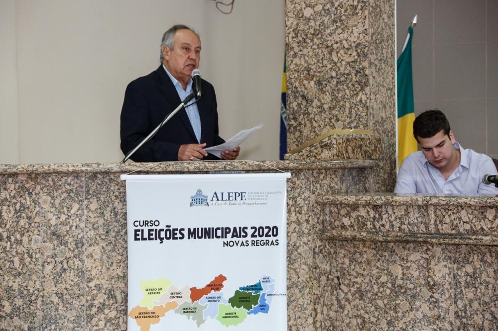 *Na foto, o presidente da Escola do Legislativo, José Humberto Cavalcanti