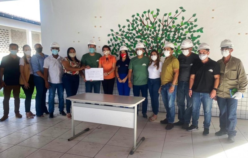 Equipe da Seduc no Centro de Ensino Raimundo Marcelino de Campelo (Foto: João Aroucha)