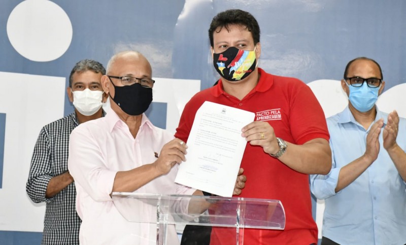 Assinatura do Termo de Cooperação Técnica para a implantação de escolas em Tempo Integral nos municípios (Foto: Antônio Figueredo)