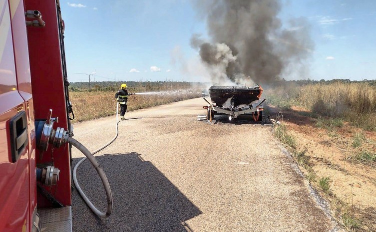 Chamas destruíram a embarcação - Foto: Corpo de Bombeiros/Governo do Tocantins