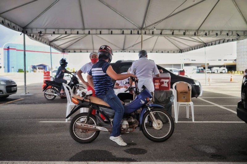 Drive-thru do São Luís Shopping voltou para aplicar segunda dose (Foto: Ruy Barros)