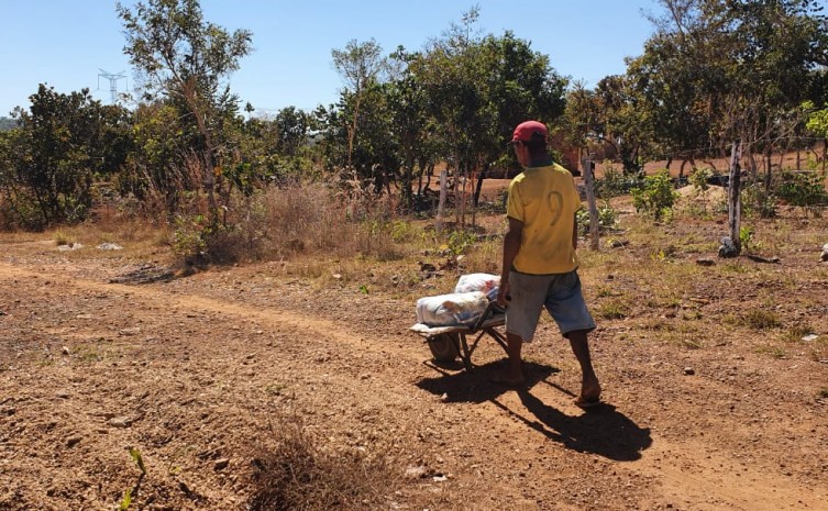 Sebastião Pereira mora na comunidade quilombola Malhadinha há 15 anos e conta que as cestas básicas garantirão a alimentação do mês - Foto: Lauane dos Santos/Governo do Tocantins