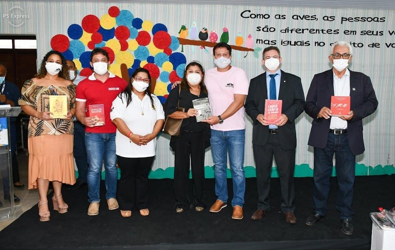 <em>Secretário Felipe Camarão faz entrega de livros aos representantes dos municípios (Foto: Cinaldo Oliveira)</em>