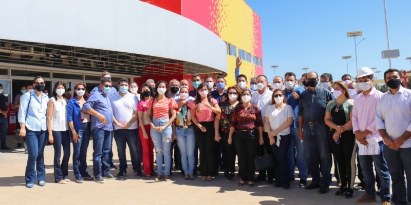 <em>Professores, acadêmicos e gestão superior da UEMASUL e a comitiva do vice-governador Carlos Brandão, em frente ao prédio do novo Centro de Ciências Agrárias (Foto: Divulgação)</em>