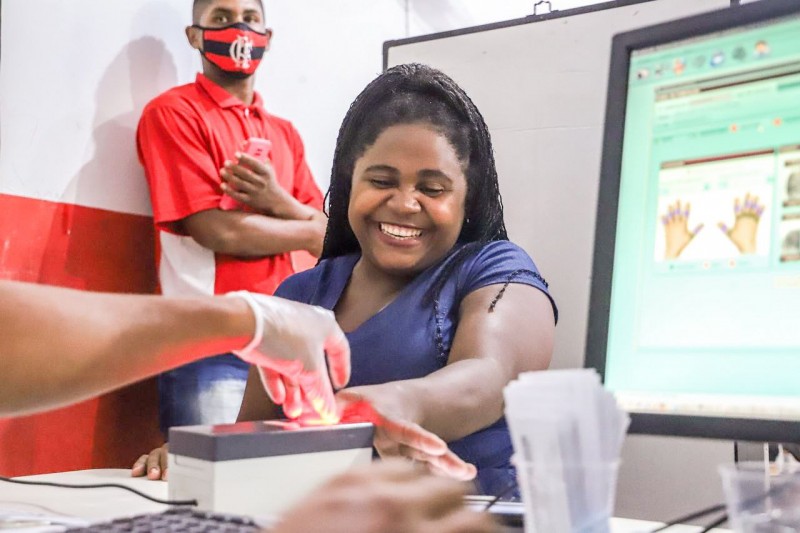 Procon Móvel leva serviços para a população de Morros como a emissão gratuita de documentos (Foto: Léo Silva)