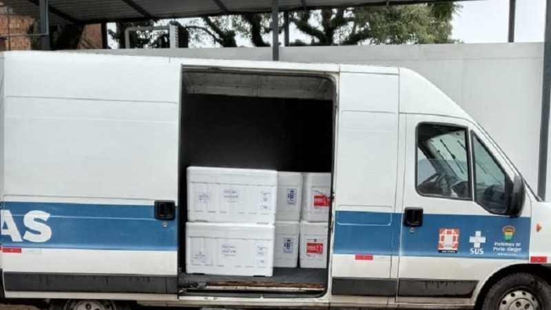 Veículos vieram de todo o RS para buscar vacinas na Ceadi, em Porto Alegre - Foto: Divulgação SES