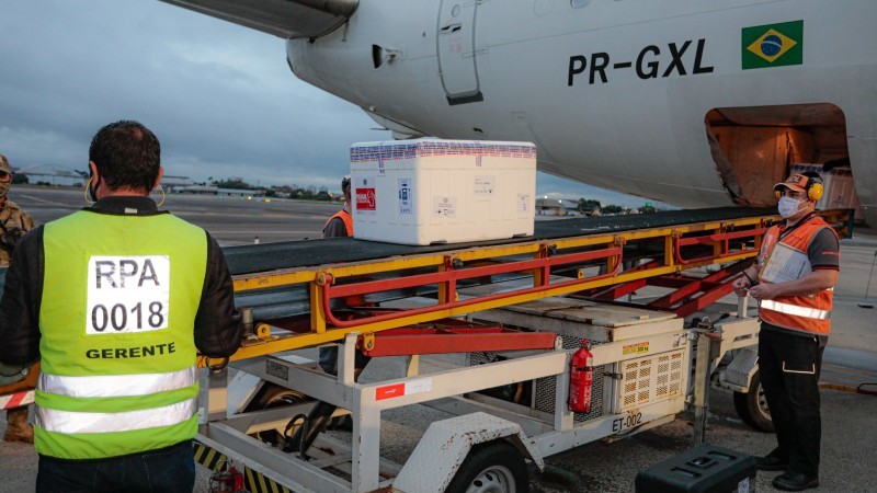 Vindo do Rio de Janeiro, avião com 310.500 doses de Astrazeneca pousou no aeroporto de Porto Alegre pouco depois das 17h30 - Foto: Itamar Aguiar / Palácio Piratini