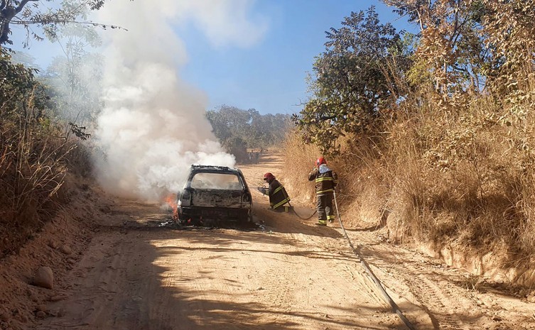 Carro de passeio pega fogo quando subia serra - Foto: Corpo de Bombeiros/Governo do Tocantins