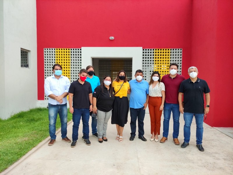 Secretários e autoridades durante visita à creche no bairro da Liberdade (Foto: Divulgação)