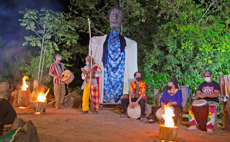 Queima dos Tambores é um ritual de expressão e despertar da consciência mítica de misturas de tradições e raízes - Foto: Divulgação