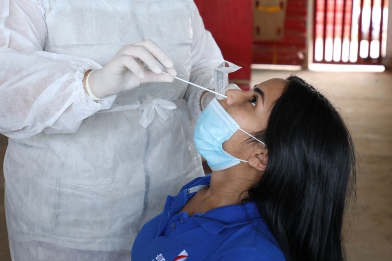 Teste para detectar caso de Covid-19 é realizado pela FVS - Foto: Lucas Silva/Secom