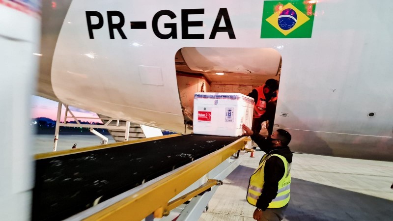 Em avião que pousou no fim da tarde desta terça (20), chegaram 234.500 doses de Astrazeneca enviadas pelo Ministério da Saúde - Foto: Itamar Aguiar / Palácio Piratini