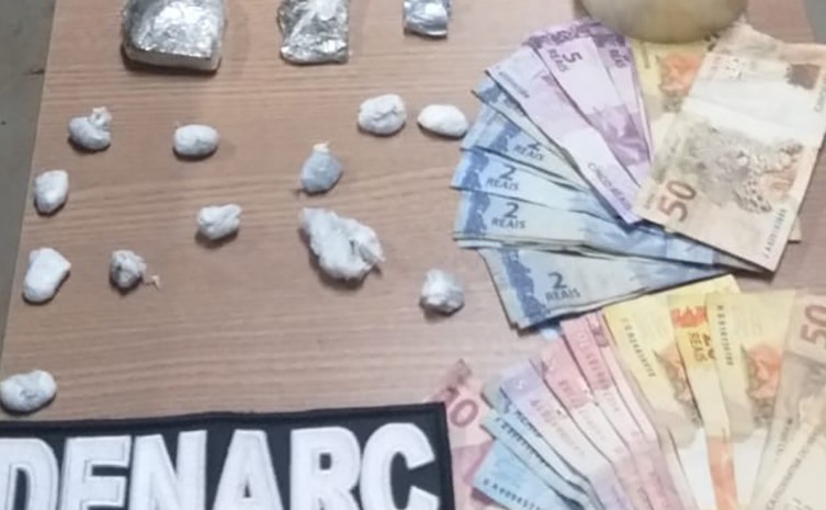 Policiais civis também apreenderam dezenas de porções de maconha já embaladas e prontas para a venda, além de cerca de R$ 350,00, acumulados com a venda de entorpecentes - Foto: SSP/Governo do Tocantins