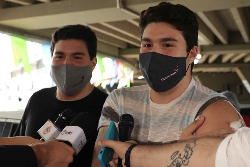 gêmeos recebem primeira dose contra Covid-19