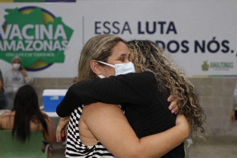 mãe e filha são vacinadas juntas