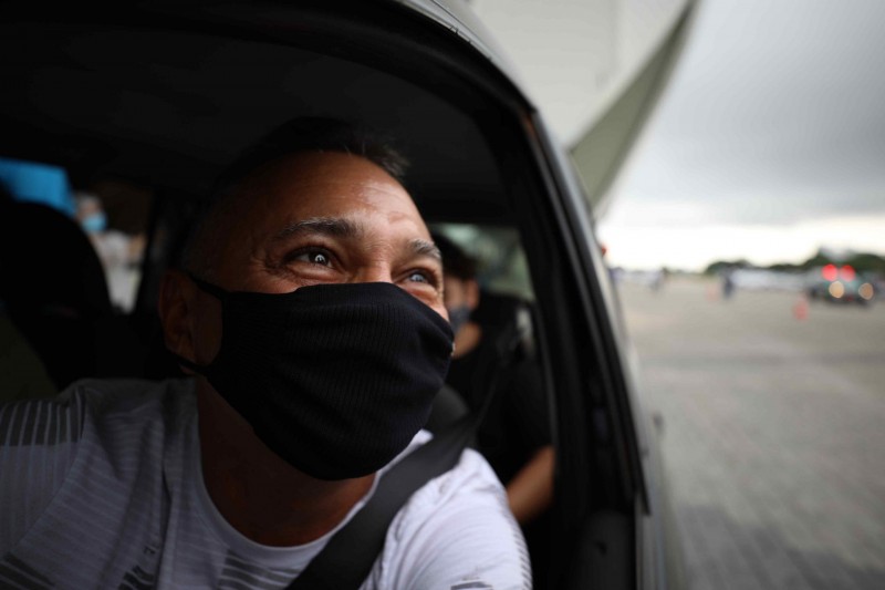 pai com dois filhos vacinados na Arena da Amazônia