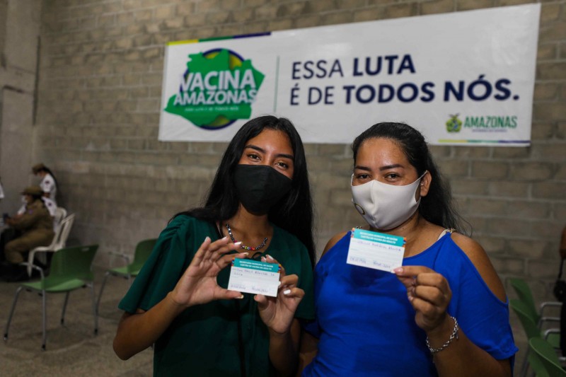 Mãe e filha se vacinam juntas