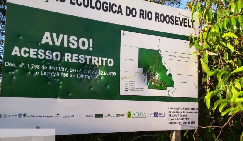 Placa da Estação Ecológica do Rio Roosevelt apresenta marcas de bala - Foto por: Sema-MT