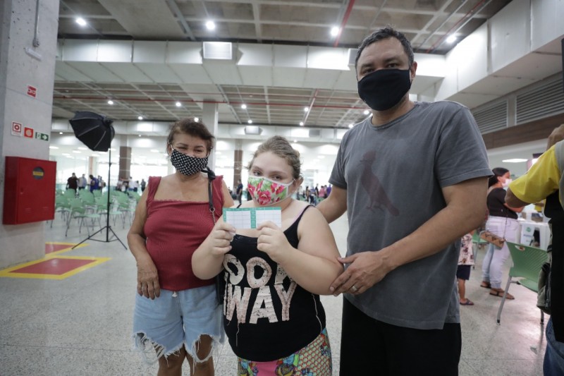 jovem autista se vacina