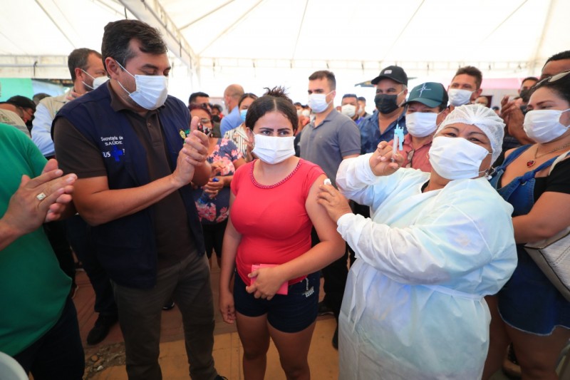 A vacinação contra a Covid-19 é realizada para atender toda a população adulta a partir dos 18 anos no município