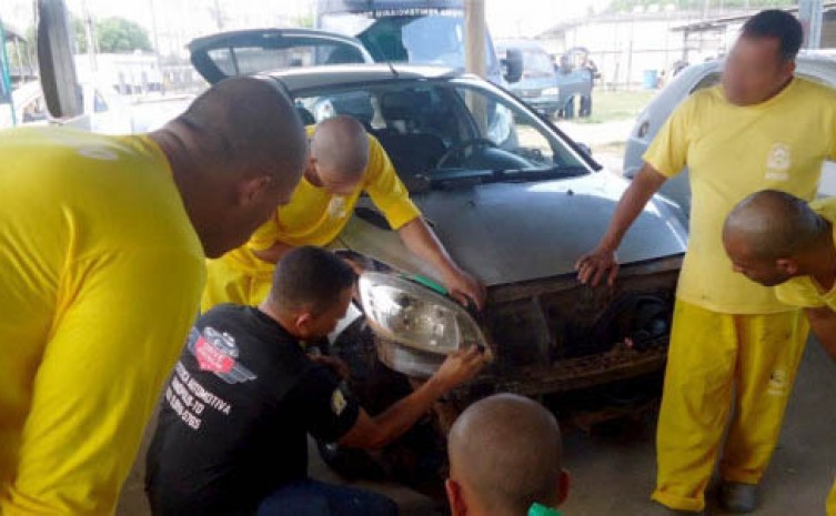 Tarcísio Alves de Sousa ministrou aulas no Curso Restauração Automotiva no Barra da Grota para ensinar Estética Automotiva Básica e Polimento Técnico - Foto: Marcos Miranda/Governo do Tocantins