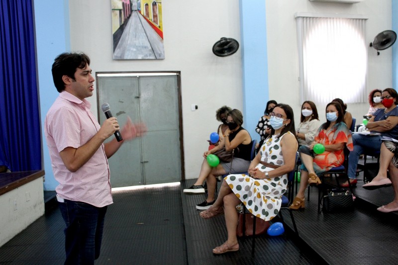 <em>O secretário adjunto de Educação Profissional e Integral, André Bello, dá boas-vindas aos gestores (Foto: Antônio Martins)</em>
