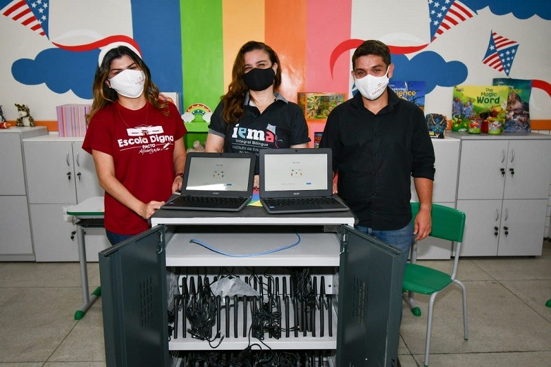  Secretários Nádya Dutra e Vitor Pflueger entregam laboratório de informática móvel à gestora Ingrid Costa (Foto: Cinaldo Oliveira)