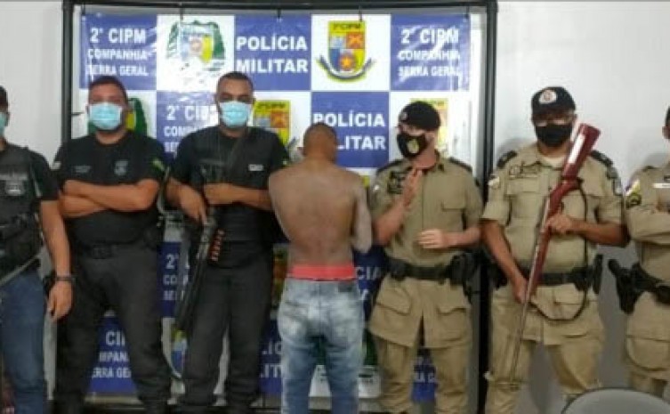 Suspeito conhecido como “Nego Doido” foi preso pela PM depois de tentar contra a vida do caseiro de uma fazenda, onde praticou roubo - Foto: Polícia Militar/Governo do Tocantins