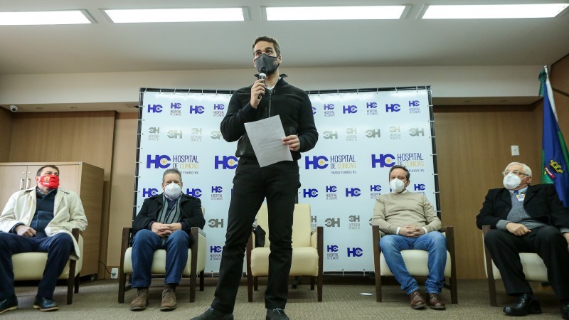 No HCPF, o governador informou o repasse de R$ 5,8 milhões para modernizar e ampliar a unidade de emergência - Foto: Gustavo Mansur/Palácio Piratini