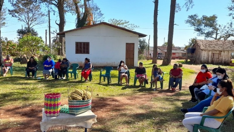 Profissionais de saúde se reúnem com gestantes na própria aldeia para orientar sobre o pré-natal e preparação ao parto - Foto: Divulgação/Hospital Santo Antônio